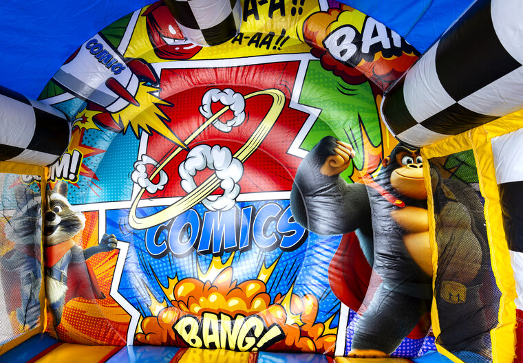 Springkussen met glijbaan - Comic Thema