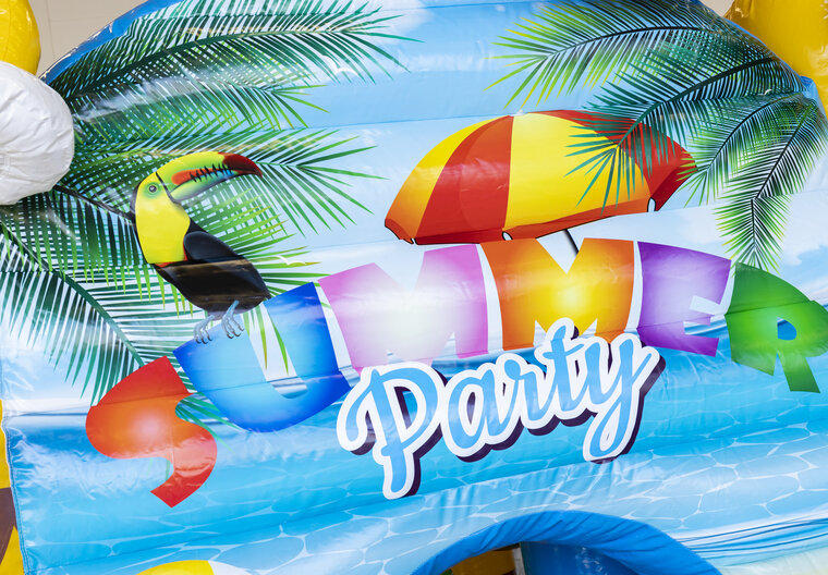 Summer party Springkussen met glijbaan en obstakels