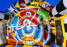 Springkussen met glijbaan - Comic Thema